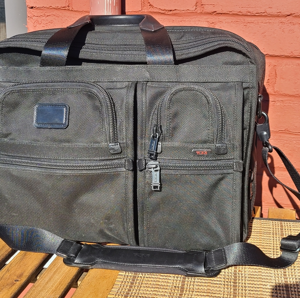 Tumi Alpha Expandable Organizer Laptop Briefcase 26160DH Carry On